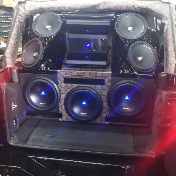 versace-jeep-trunk-speakers